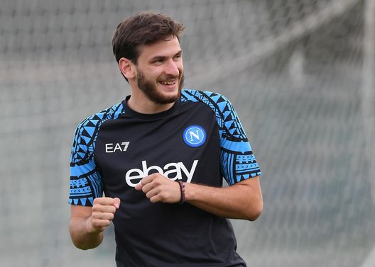 DIMARO, ITALY - JULY 30: Khvicha Kvaratskhelia of Napoli during a training session on July 30, 2023 in Dimaro, Italy. (Photo by SSC NAPOLI/SSC NAPOLI via Getty Images) Consigli Fantacalcio, 5 attaccanti per la 14a giornata: Zapata da ex, Zirkzee e Kvara a caccia di conferme- immagine 2