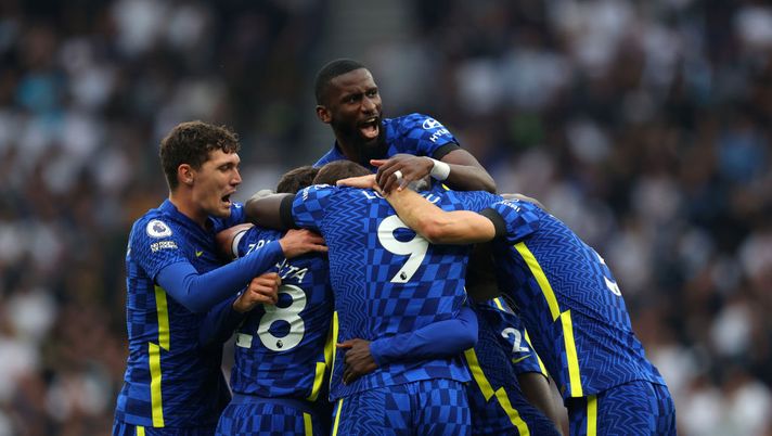 LONDON, ENGLAND - SEPTEMBER 19: Antonio Rudiger of Chelsea jumps up as the team celebrate the second goal scored by N'Golo Kante of Chelsea during the Premier League match between Tottenham Hotspur and Chelsea at Tottenham Hotspur Stadium on September 19, 2021 in London, England. (Photo by Catherine Ivill/Getty Images) Rudiger è già del Real, visite mediche e quadriennale da 6,8 milioni. Annuncio dopo la finale di Champions - immagine 1