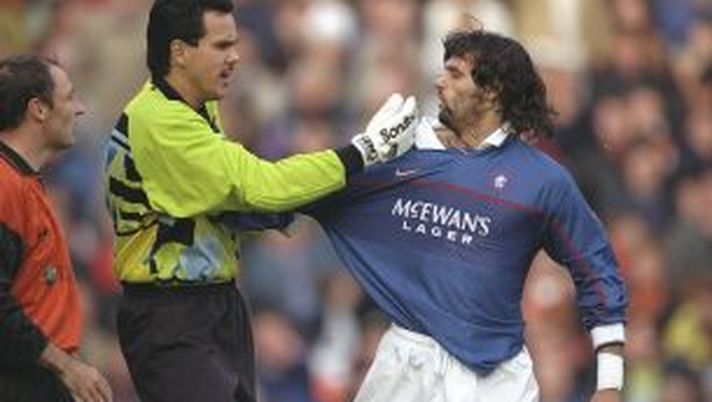 25 Oct 1997: Dundee Utd goalkeeper Sieb Dykstra (centre) confronts Marco Negri of Rangers during a Scottish Premier League match at Tannadice Park in Dundee, Scotland. Dundee United won the match 2-1. Mandatory Credit: Clive Brunskill/Allsport DDD Story – Il derby di Marco Negri: una pallina da squash e il Celtic superò i Rangers… - immagine 1