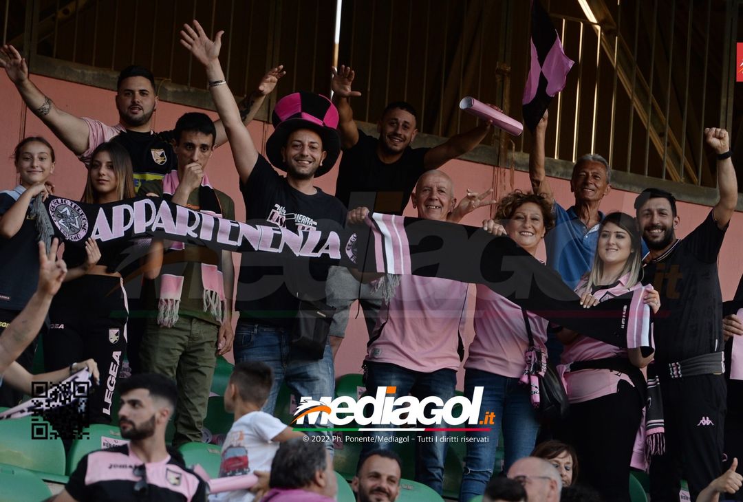 Fototifo, facce da Serie B. I tifosi allo stadio per Palermo-Padova 1-0 - immagine 38