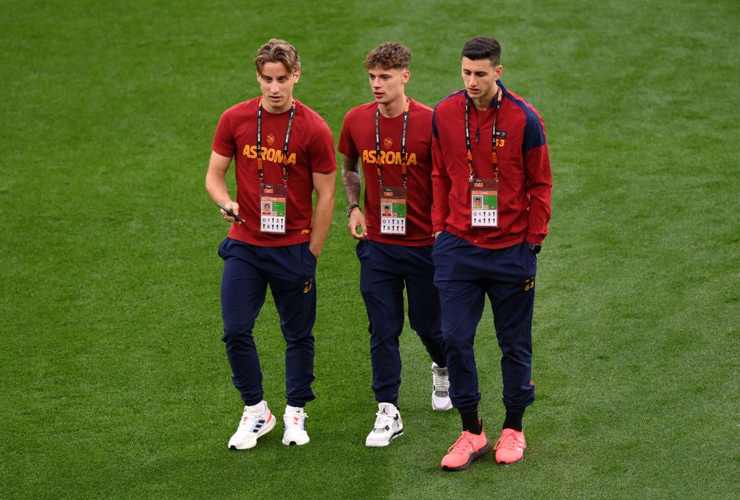 La Roma sul prato della Puskas Arena. Domani la finale – FOTO GALLERY - immagine 47