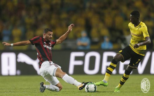  Mateo Musacchio contrasta Ousmane Dembélé in Milan-Borussia Dortmund (credits: acmilan.com) 