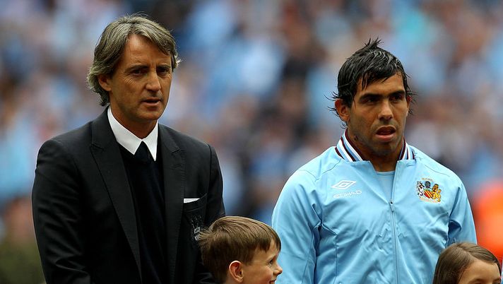 LONDON, ENGLAND - MAY 14: Manchester City Manager Roberto Mancini looks on with Carlos Tevez (R) prior to the FA Cup sponsored by E.ON Final match between Manchester City and Stoke City at Wembley Stadium on May 14, 2011 in London, England. (Photo by Alex Livesey/Getty Images) Stephen Ireland: “Quanti pugni e litigi fra Tevez e Mancini! Ci fosse stato Amazon…” - immagine 1