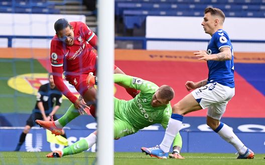 LIVERPOOL, ENGLAND - OCTOBER 17: Virgil van Dijk of Liverpool is tackled by Jordan Pickford of Everton which led to Virgil van Dijk being substituted for an injury during the Premier League match between Everton and Liverpool at Goodison Park on October 17, 2020 in Liverpool, England. Sporting stadiums around the UK remain under strict restrictions due to the Coronavirus Pandemic as Government social distancing laws prohibit fans inside venues resulting in games being played behind closed doors. (Photo by Laurence Griffiths/Getty Images) LIVERPOOL, ENGLAND - OCTOBER 17: Virgil van Dijk of Liverpool is tackled by Jordan Pickford of Everton which led to Virgil van Dijk being substituted for an injury during the Premier League match between Everton and Liverpool at Goodison Park on October 17, 2020 in Liverpool, England. Sporting stadiums around the UK remain under strict restrictions due to the Coronavirus Pandemic as Government social distancing laws prohibit fans inside venues resulting in games being played behind closed doors. (Photo by Laurence Griffiths/Getty Images)