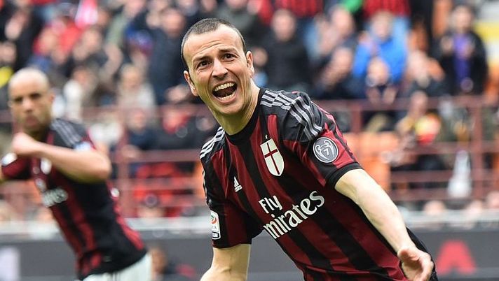 AC Milan's defender from Italy Luca Antonelli celebrates after scoring during the Italian Serie A football match AC Milan vs Frosinone at 'San Siro' Stadium in Milan on May 1, 2016. / AFP / GIUSEPPE CACACE (Photo credit should read GIUSEPPE CACACE/AFP/Getty Images) DAI CAMPI – Infortunio per Antonelli! Da Pjanic a Ljajic e Marchetti, le novità - immagine 1
