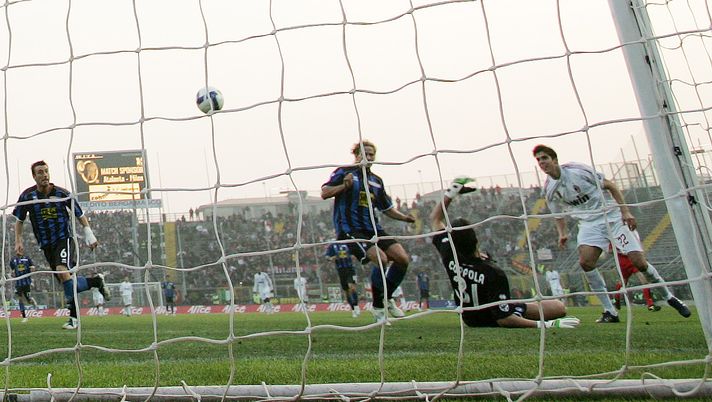 BERGAMO, ITALY - OCTOBER 26: Kaka of AC Milan scores during the Serie A match between Atalanta and Milan at the Stadio Azzuri d Italia on October 26, 2008 in Bergamo, Italy. (Photo by New Press/Getty Images)