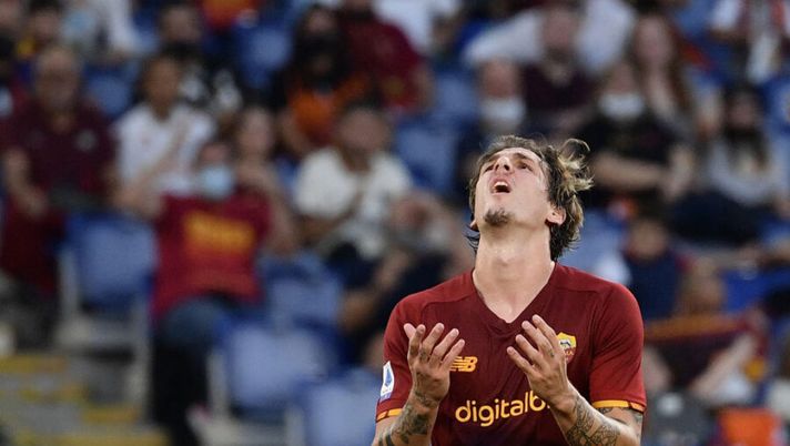 Roma's Italian forward Nicolo Zaniolo reacts during the Italian Serie A football match between Roma and Empoli at the Olympic stadium in Rome on October 3, 2021. (Photo by Filippo MONTEFORTE / AFP) (Photo by FILIPPO MONTEFORTE/AFP via Getty Images) Infortunio Zaniolo, Sky: “Così i tempi di recupero dopo lo stop per Nicolò in Europa” - immagine 1
