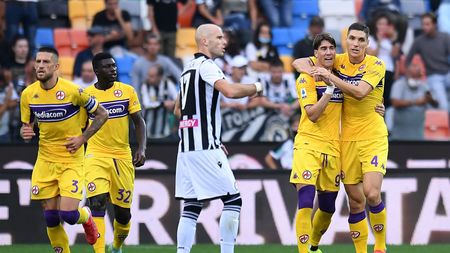 UDINE, ITALY - SEPTEMBER 26: Dusan Vlahovic of ACF Fiorentina  celebrates after scoring the opening goal during the Serie A match between Udinese Calcio and ACF Fiorentina at Dacia Arena on September 26, 2021 in Udine, Italy. (Photo by Alessandro Sabattini/Getty Images)