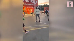 VIDEO Napoli, sorpresa Osimhen: palleggi con un tifoso all’esterno di un supermercato
