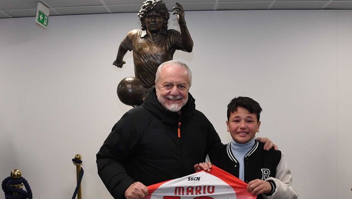 FOTO De Laurentiis incontra il giovane attore Di Leva: il regalo del presidente - immagine 1