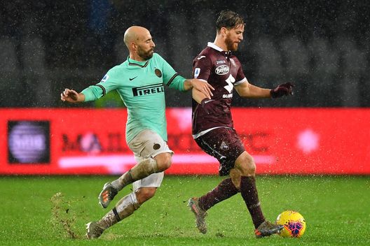  TURIN, ITALY - NOVEMBER 23: Cristian Ansaldi (R) of Torino FC is challenged by Borja Valero of FC Internazionale during the Serie A match between Torino FC and FC Internazionale at Stadio Olimpico di Torino on November 23, 2019 in Turin, Italy. (Photo by Valerio Pennicino/Getty Images) 