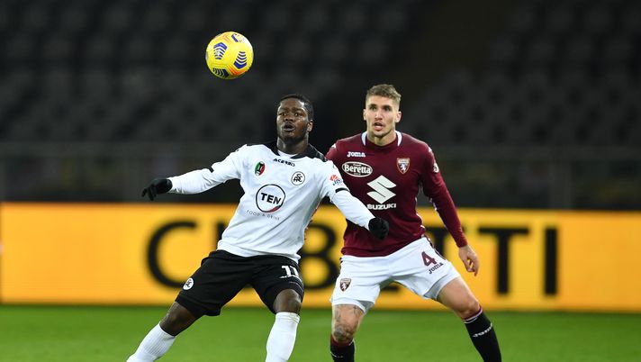 TURIN, ITALY - JANUARY 16: Emmanuel Gyasi of Spezia is challenged by Lyanco of Torino during the Serie A match between Torino FC and Spezia Calcio at Stadio Olimpico di Torino on January 16, 2021 in Turin, Italy. Sporting stadiums around Italy remain under strict restrictions due to the Coronavirus Pandemic as Government social distancing laws prohibit fans inside venues resulting in games being played behind closed doors. (Photo by Valerio Pennicino/Getty Images) TURIN, ITALY - JANUARY 16: Emmanuel Gyasi of Spezia is challenged by Lyanco of Torino during the Serie A match between Torino FC and Spezia Calcio at Stadio Olimpico di Torino on January 16, 2021 in Turin, Italy. Sporting stadiums around Italy remain under strict restrictions due to the Coronavirus Pandemic as Government social distancing laws prohibit fans inside venues resulting in games being played behind closed doors. (Photo by Valerio Pennicino/Getty Images)