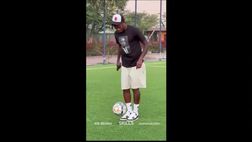 Un pallone per essere felici: Leao, palleggi e sorrisi in Qatar | VIDEO