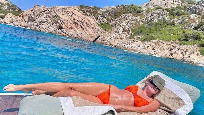 Instagram Che fisico, Paola Ferrari: lo scatto senza filtri in vacanza scatena i complimenti di tutti - immagine 1