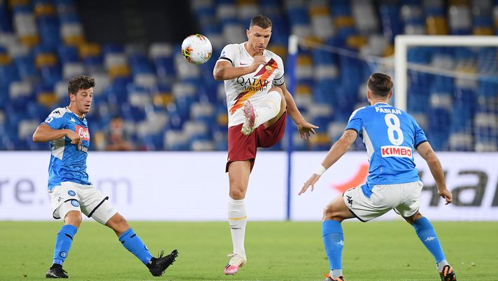 NAPLES, ITALY - JULY 05: Edin Dzeko of AS Roma vies with Diego Demme and Fabian Ruiz of SSC Napoli during the Serie A match between SSC Napoli and AS Roma at Stadio San Paolo on July 05, 2020 in Naples, Italy. (Photo by Francesco Pecoraro/Getty Images) FOTO Fabian Ruiz scherza sui social: “Ma quanto corre Demme? Implacabile” - immagine 1