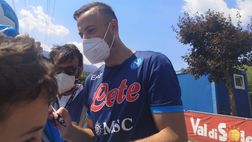 VIDEO Rrahmani, seduta di autografi coi tifosi azzurri dopo l’allenamento mattutino