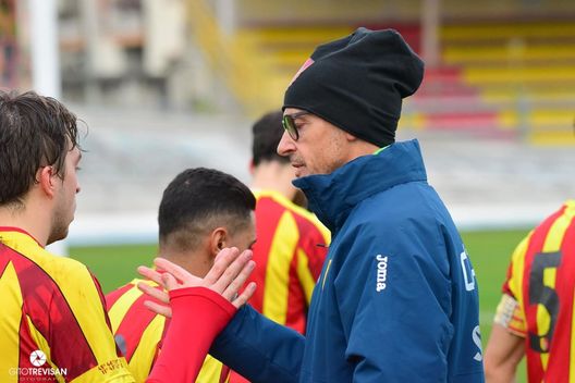 L'allenatore Maino, in una foto pubblicata dal Bassano (pagina FB) Bassano, stagione ormai buttata: ora c’è da salvare la categoria- immagine 2