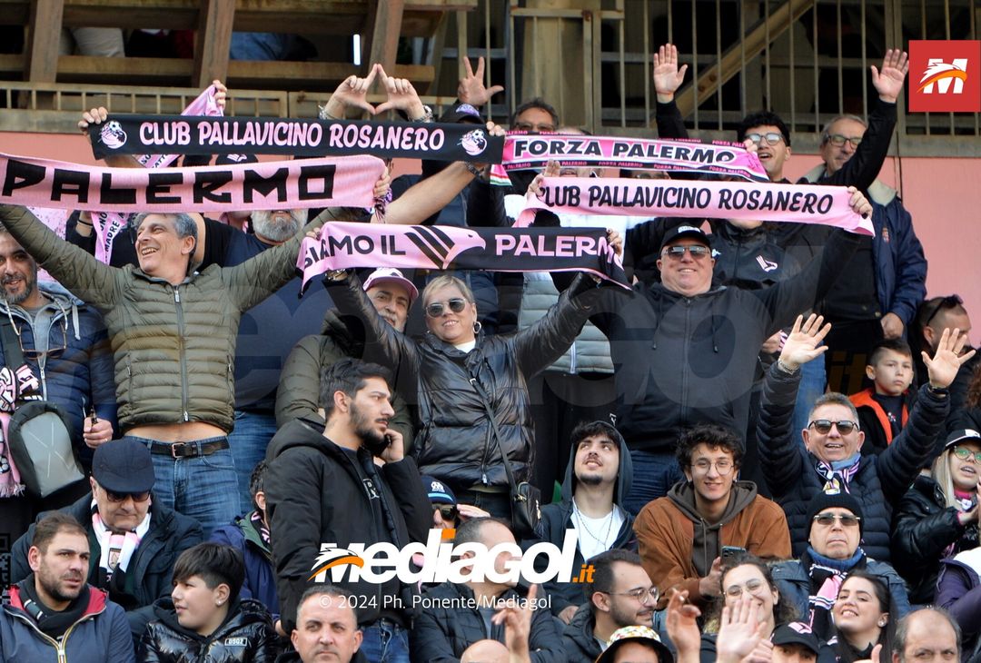FOTOTIFO Palermo-Como 3-0, gli scatti ai tifosi al “Renzo Barbera” (GALLERY) - immagine 50
