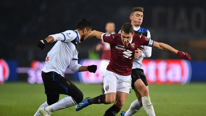 TURIN, ITALY - JANUARY 25:  Andrea Belotti (C) of Torino FC is challenged by Robin Gosens (R) of Atalanta BC during the Serie A match between Torino FC and  Atalanta BC at Stadio Olimpico di Torino on January 25, 2020 in Turin, Italy.  (Photo by Valerio Pennicino/Getty Images) 