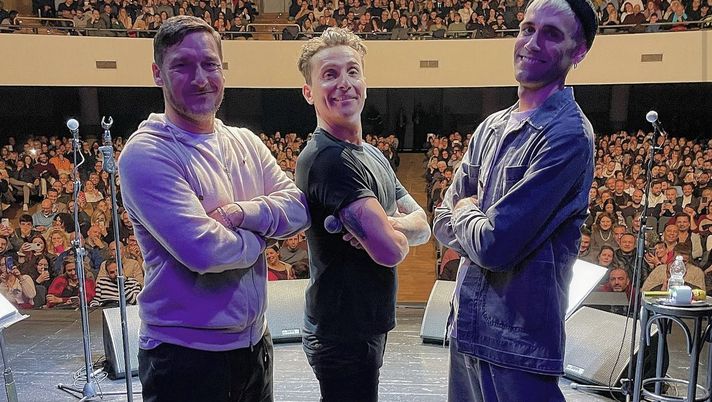 Totti e Mr.Rain sul palco insieme a Pintus: lo strano trio al teatro Olimpico – FOTO - immagine 1