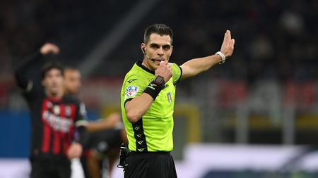 MILAN, ITALY - NOVEMBER 13: Referee Simone Sozza reacts during the Serie A match between AC Milan and ACF Fiorentina at Stadio Giuseppe Meazza on November 13, 2022 in Milan, Italy. (Photo by Claudio Villa/AC Milan via Getty Images)