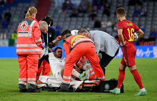  MUNICH, GERMANY - JULY 02: Leonardo Spinazzola of Italy is helped by medical staff on to a stretcher during the UEFA Euro 2020 Championship Quarter-final match between Belgium and Italy at Football Arena Munich on July 02, 2021 in Munich, Germany. (Photo by Matthias Hangst/Getty Images) 