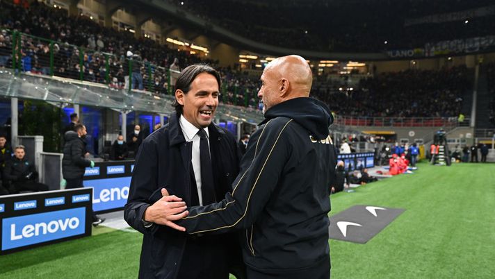 MILAN, ITALY - NOVEMBER 21: Head coach of FC Internazionale Simone Inzaghi shakes hand with head coach of SSC Napoli Luciano Spalletti before the Serie A match between FC Internazionale and SSC Napoli at Stadio Giuseppe Meazza on November 21, 2021 in Milan, Italy. (Photo by Mattia Ozbot - Inter/Inter via Getty Images ) L’Appunto - immagine 1