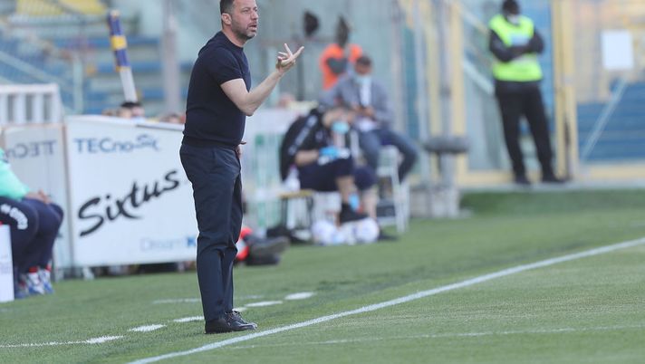 PARMA, ITALY - APRIL 24: Roberto D'Aversa manager of Parma Calcio shouts instructions to his players during the Serie A match between Parma Calcio and FC Crotone at Stadio Ennio Tardini on April 24, 2021 in Parma, Italy. Sporting stadiums around Italy remain under strict restrictions due to the Coronavirus Pandemic as Government social distancing laws prohibit fans inside venues resulting in games being played behind closed doors. (Photo by Gabriele Maltinti/Getty Images) PARMA, ITALY - APRIL 24: Roberto D'Aversa manager of Parma Calcio shouts instructions to his players during the Serie A match between Parma Calcio and FC Crotone at Stadio Ennio Tardini on April 24, 2021 in Parma, Italy. Sporting stadiums around Italy remain under strict restrictions due to the Coronavirus Pandemic as Government social distancing laws prohibit fans inside venues resulting in games being played behind closed doors. (Photo by Gabriele Maltinti/Getty Images)