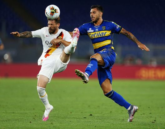  ROME, ITALY - JULY 08: Carles Perez of AS Roma competes for the ball with Giuseppe Pezzella of Parma Calcio during the Serie A match between AS Roma and Parma Calcio at Stadio Olimpico on July 8, 2020 in Rome, Italy. (Photo by Paolo Bruno/Getty Images) 