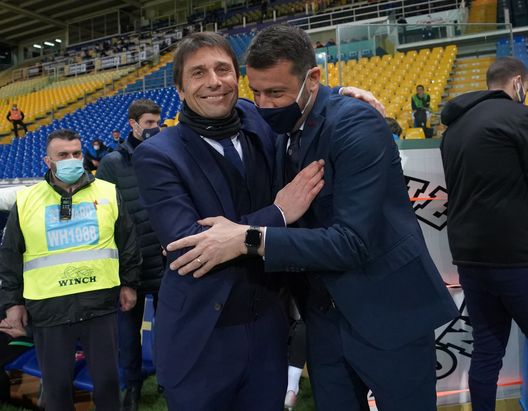 PARMA, ITALY - MARCH 04: Head coach FC Internazionale Antonio Conte and head coach Parma Calcio Roberto D'Aversa pose for a photo during the Serie A match between Parma Calcio and FC Internazionale at Stadio Ennio Tardini on March 04, 2021 in Parma, Italy. (Photo by Claudio Villa - Inter/Inter via Getty Images) PARMA, ITALY - MARCH 04: Head coach FC Internazionale Antonio Conte and head coach Parma Calcio Roberto D'Aversa pose for a photo during the Serie A match between Parma Calcio and FC Internazionale at Stadio Ennio Tardini on March 04, 2021 in Parma, Italy. (Photo by Claudio Villa - Inter/Inter via Getty Images)
