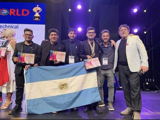 Parigi, il Mondiale dei parrucchieri: l’argentino fa 10 km in bicicletta per incontrare Messi!- immagine 3