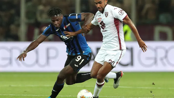 PARMA, ITALY - SEPTEMBER 01:  Duvan Zapata of Atalanta BC competes for the ball with Koffi Djidji of Torino FC during the Serie A match between Atalanta BC and Torino FC at Stadio Ennio Tardini on September 1, 2019 in Parma, Italy.  (Photo by Emilio Andreoli/Getty Images)