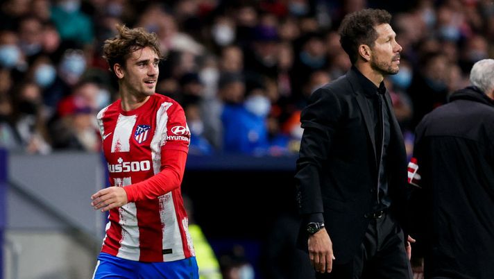 MADRID, SPAIN - NOVEMBER 20: (L-R) Antoine Griezmann of Atletico Madrid, coach Diego Pablo Simeone of Atletico Madrid during the La Liga Santander match between Atletico Madrid v Osasuna at the Estadio Wanda Metropolitano on November 20, 2021 in Madrid Spain (Photo by David S. Bustamante/Soccrates/Getty Images) Griezmann e i subentri al 63′, il presidente Cerezo se ne lava le mani: “Non metto mai bocca sulla formazione” - immagine 1