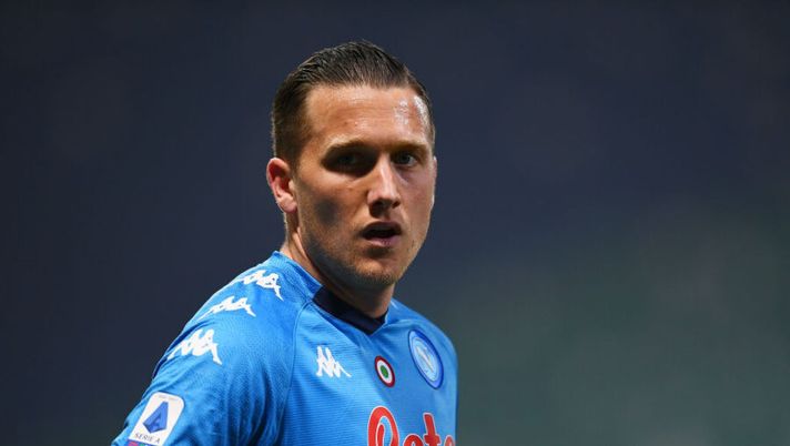 REGGIO NELL'EMILIA, ITALY - MARCH 03: Piotr Zielinski of Napoli looks on during the Serie A match between US Sassuolo and SSC Napoli at Mapei Stadium - Città del Tricolore on March 03, 2021 in Reggio nell'Emilia, Italy. Sporting stadiums around Italy remain under strict restrictions due to the Coronavirus Pandemic as Government social distancing laws prohibit fans inside venues resulting in games being played behind closed doors. (Photo by Alessandro Sabattini/Getty Images) Ct Polonia: “Zielinski? Ora sta meglio. Non sappiamo se potrà giocare, decideremo insieme” - immagine 1