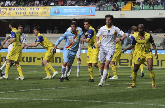 VERONA, ITALY - MAY 01: Goal keeper of Lecce Antonio Rosati (C) in action during the Serie A match between AC Chievo Verona and Lecce at Stadio Marc'Antonio Bentegodi on May 1, 2011 in Verona, Italy. (Photo by Dino Panato/Getty Images) VERONA, ITALY - MAY 01: Goal keeper of Lecce Antonio Rosati (C) in action during the Serie A match between AC Chievo Verona and Lecce at Stadio Marc'Antonio Bentegodi on May 1, 2011 in Verona, Italy. (Photo by Dino Panato/Getty Images)
