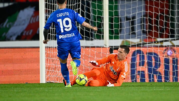 EMPOLI, ITALY - MAY 22: Francesco Caputo kicks the ball attempting to score but Juventus goalkeeper Wojciech Szczesny saves during the Serie A match between Empoli FC and Juventus at Stadio Carlo Castellani on May 22, 2023 in Empoli, Italy. (Photo by Daniele Badolato - Juventus FC/Juventus FC via Getty Images) La lotteria e la vergogna - immagine 1