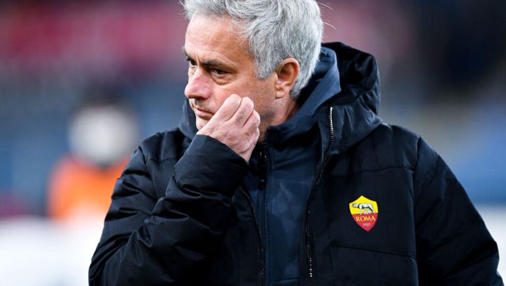 GENOA, ITALY - NOVEMBER 21: José Mourinho head coach of Roma looks on before the Serie A match between Genoa CFC and AS Roma at Stadio Luigi Ferraris on November 21, 2021 in Genoa, Italy. (Photo by Getty Images) Mourinho: “Ecco perché Zaniolo è fuori: giocherà presto! Felix, ora compro le scarpe da 800€” - immagine 1