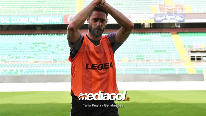 PALERMO, ITALY - APRIL 25:  Andrea Rispoli of US Citta' di Palermo, greets supporters after a training session at Stadio Renzo Barbera on April 25, 2019 in Palermo, Italy. (Photo by Tullio M. Puglia/Getty Images)  PALERMO, ITALY - APRIL 25:  Andrea Rispoli of US Citta' di Palermo, greets supporters after a training session at Stadio Renzo Barbera on April 25, 2019 in Palermo, Italy. (Photo by Tullio M. Puglia/Getty Images)