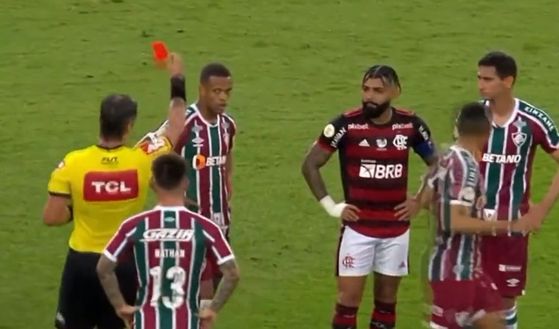 Al derby Fla-Flu si danno testate e si prendono per il collo: 4 espulsioni in 4 minuti!- immagine 2