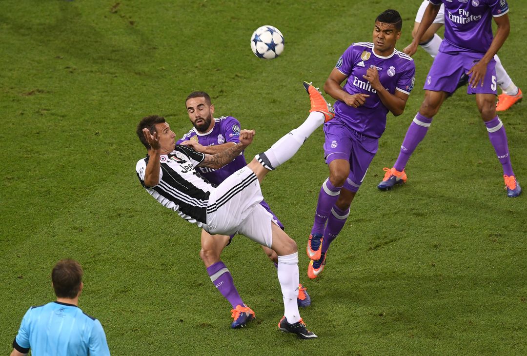  CARDIFF, WALES - JUNE 03: Mario Mandzukic of Juventus scores his sides first goal during the UEFA Champions League Final between Juventus and Real Madrid at National Stadium of Wales on June 3, 2017 in Cardiff, Wales.  (Photo by Michael Regan/Getty Images) 