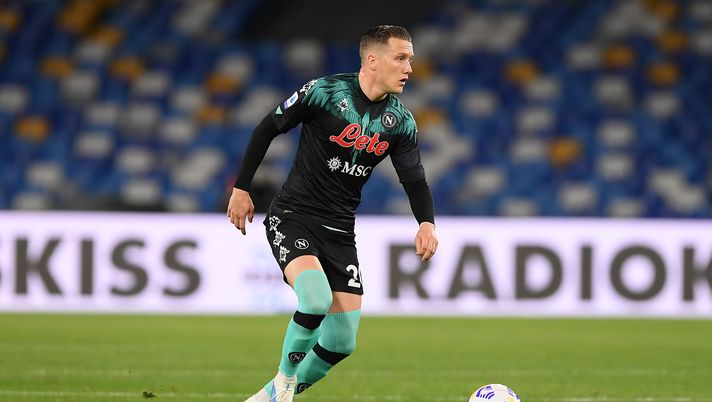 NAPLES, ITALY - APRIL 18: Piotr Zieleinski of SSC Napoli during the Serie A match between SSC Napoli  and FC Internazionale at Stadio Diego Armando Maradona on April 18, 2021 in Naples, Italy. Sporting stadiums around Italy remain under strict restrictions due to the Coronavirus Pandemic as Government social distancing laws prohibit fans inside venues resulting in games being played behind closed doors.  (Photo by Francesco Pecoraro/Getty Images) 