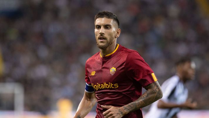 UDINE, ITALY - SEPTEMBER 04: Lorenzo Pellegrini of AS Roma looks on during the Serie A match between Udinese Calcio and AS Roma at Dacia Arena on September 04, 2022 in Udine, Italy. (Photo by Emmanuele Ciancaglini/Getty Images) Formazione Roma: dal dubbio Pellegrini a Dybala e l’emergenza sulle fasce - immagine 1