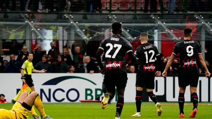 MILAN, ITALY - NOVEMBER 13: AC Milan players celebrate their team's second goal conceded from an own goal by Nikola Milenković of ACF Fiorentina during the Serie A match between AC Milan and ACF Fiorentina at Stadio Giuseppe Meazza on November 13, 2022 in Milan, Italy. (Photo by Pier Marco Tacca/AC Milan via Getty Images) ULTIMO RESPIRO MILAN