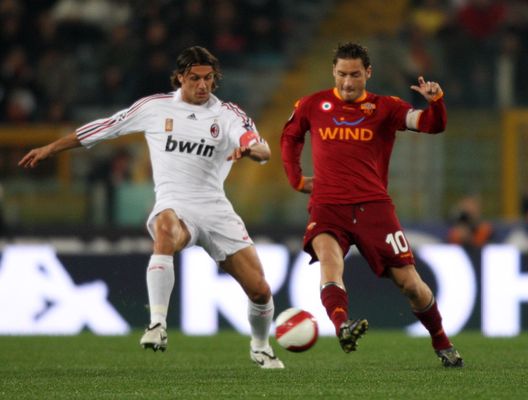Maldini e Totti, due bandiere (ammainate) di un calcio che non c'è più Maldini e Totti, due bandiere (ammainate) di un calcio che non c'è più