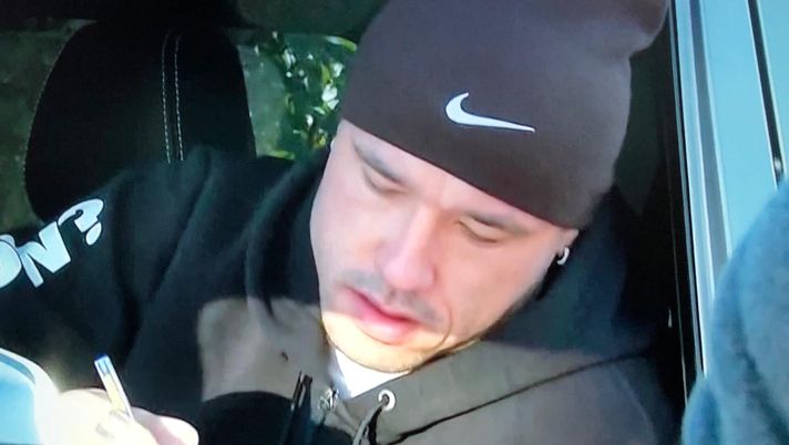 Radja Nainggolan fuori dai cancelli della Pinetina (fotogramma da Skysport) 