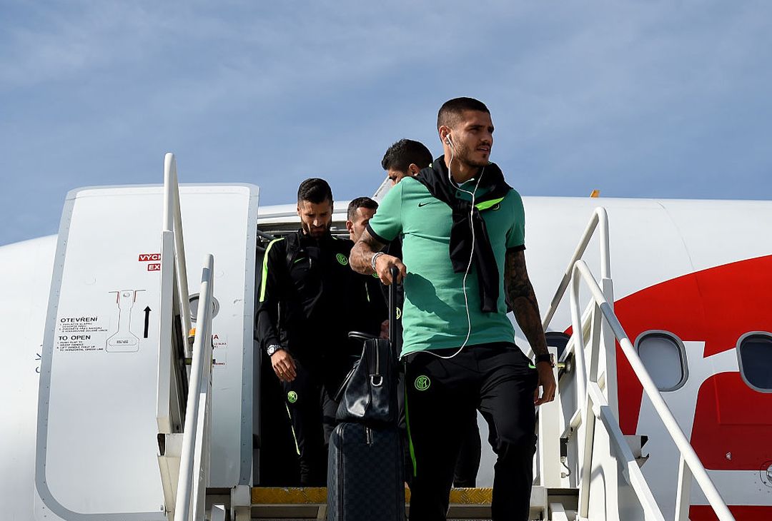  PRAGUE, CZECH REPUBLIC - SEPTEMBER 28:  Mauro Icardi of FC Internazionale arrives in Prague on September 28, 2016 in Prague, Czech Republic.  (Photo by Claudio Villa - Inter/Inter via Getty Images)  