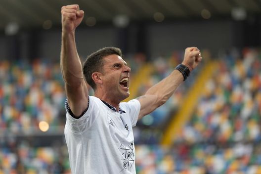 UDINE, ITALY - MAY 14: Thiago Motta, Manager of Spezia Calcio celebrate after winning during the Serie A match between Udinese Calcio and Spezia Calcio at Dacia Arena on May 14, 2022 in Udine, Italy. (Photo by Emmanuele Ciancaglini/Getty Images) Thiago Motta: “Abbiamo vinto il nostro campionato, c’è tempo per pensare al futuro”- immagine 2