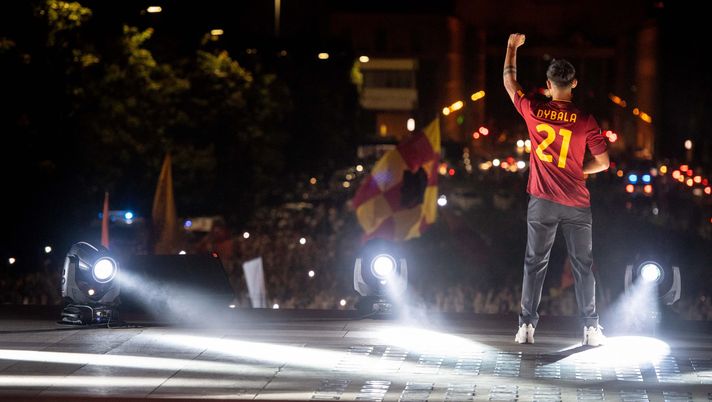 FOTO – Roma impazzita per Dybala, più di diecimila persone in piazza - immagine 1