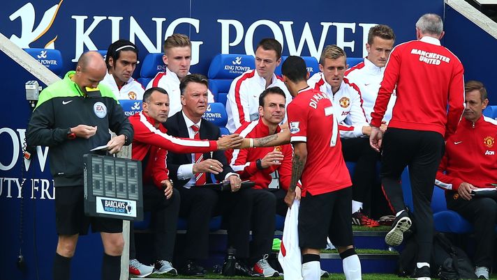 LEICESTER, ENGLAND - SEPTEMBER 21: Angel di Maria of Manchester United shakes hands with Ryan Giggs the assisitant manager of Manchester United and Louis van Gaal the manager of Manchester United as he is substituted in the second half during the Barclays Premier League match between Leicester City and Manchester United at The King Power Stadium on September 21, 2014 in Leicester, England. (Photo by Clive Rose/Getty Images) Di Maria e quella storica lite con Van Gaal: “Un giorno non ce l’ho fatta più, sono esploso” - immagine 1