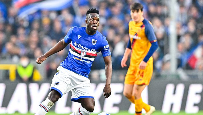 GENOA, ITALY - APRIL 3: Ronaldo Vieira of Sampdoria (L) and Eldor Shomurodov of Roma vie for the ball during the Serie A match between UC Sampdoria and AS Roma at Stadio Luigi Ferraris on April 3, 2022 in Genoa, Italy. (Photo by Getty Images) Bonazzoli: “La Samp patisce i problemi societari, Giampaolo è arrivato troppo tardi…” - immagine 1